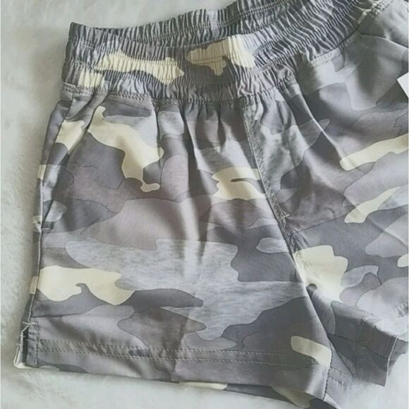 NWT Old Navy Cream Gray Camouflage Quick Dry Shorts Sz M (8) - Picture 2 of 4